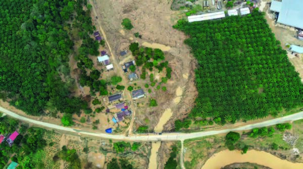 从灾区鸟瞰图可见洪水破坏了周遭的环境。（2021年12月，彭亨加叻）